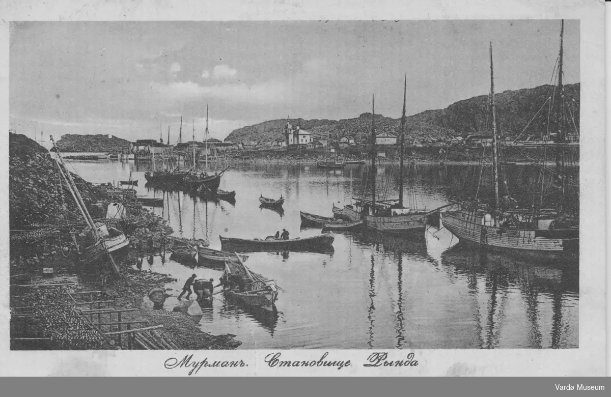 Fiskeværet Rynda på Kolakysten
Stedet var kjent som en god havn med fiskemottak
Postkort med tekst på baksiden (finsk/estisk ?)