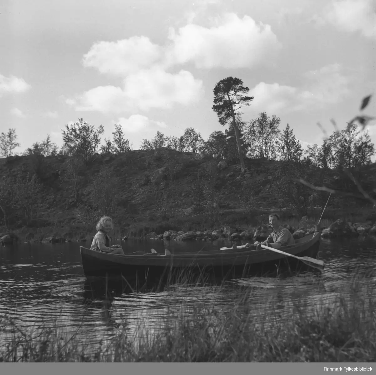 Turid Lillian og Eino Drannem i robåten i JÃ¤Ã¤jÃ¤rvi (på finsk side), i nærheten av LuolajÃ¤rvi. Eino har fiskestanga med seg