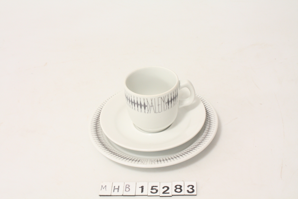 Kaffeservise, ett sett: kopp, skål og asjett. Hvitt porselen med geometrisk liknende mønster i grønt.
