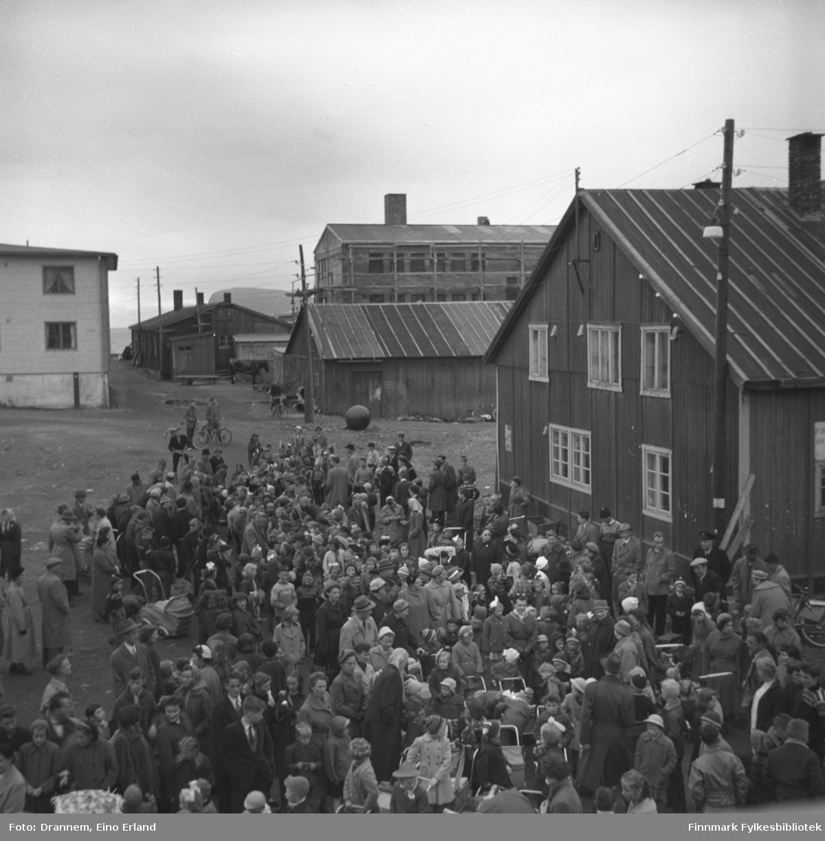 Masse folk samlet i Hammerfest sentrum (Barnas dag)