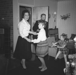 Mor og datter, Jenny og Turid Lillian danser, ved døra står 