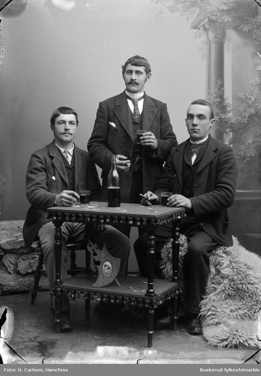 Tre ukjente menn med drikke i glasset