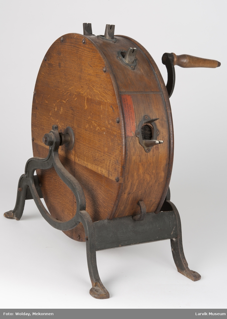 Form: rundt,sylinderformet,lakket hjul,sveiv av jern
