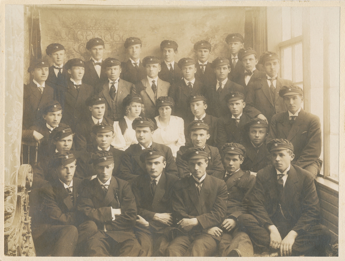 Gruppebilde av avgangstudenter ved Volda Gymnas 1918. - Sunnmøre Museum ...