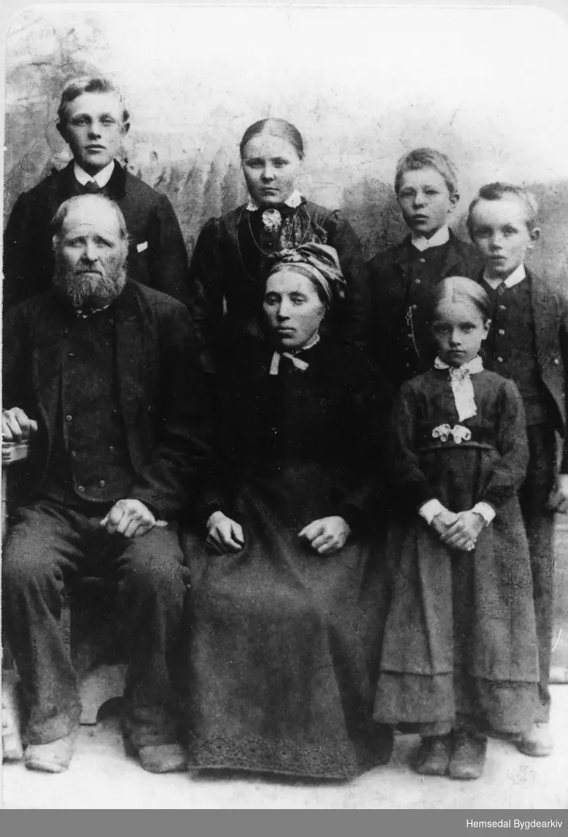 Familien Trond Brandvoll og Margit Brandvoll med borna: Ola, Ingebjørg, Olav, Jakob og Birgit, ca.  1892.