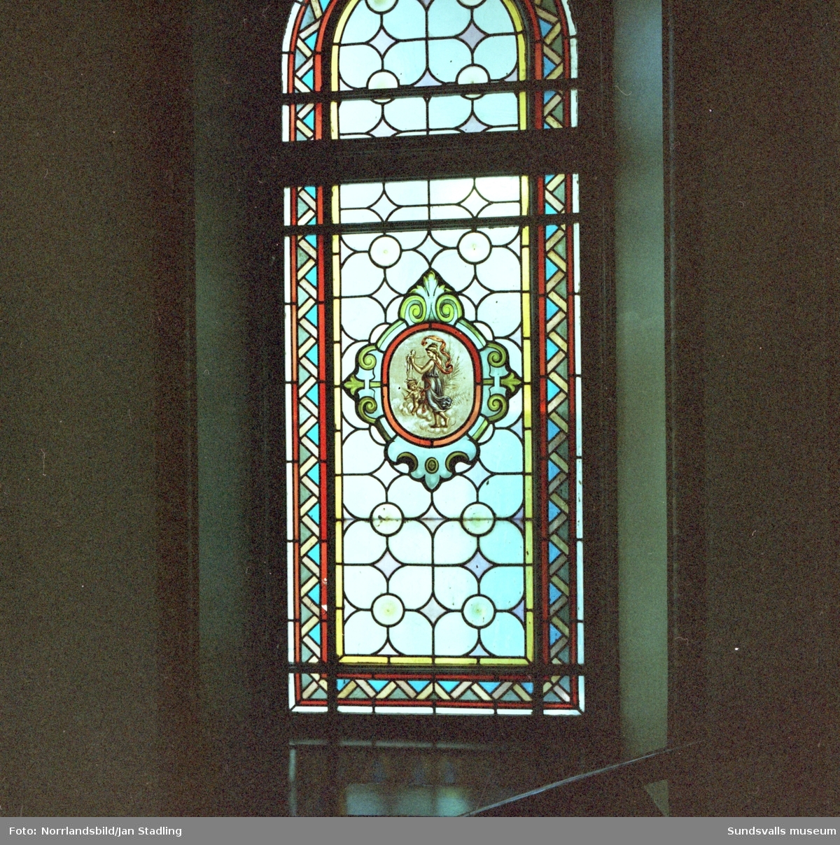 En stor grupp bilder på de vackra dekormålade fönstren i trapphuset på Storgatan 12, Flottningsföreningens hus, samt exteriörbilder av byggnaden.