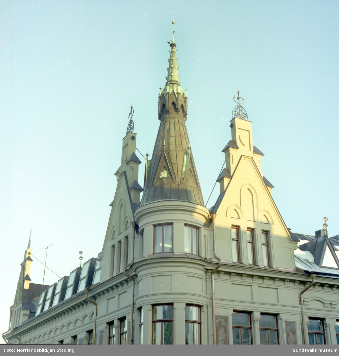Exteriörbilder av fasad- och byggnadsdetaljer på fastigheten vid Storgatan 12-Nybrogatan (Flottningsföreningens hus).