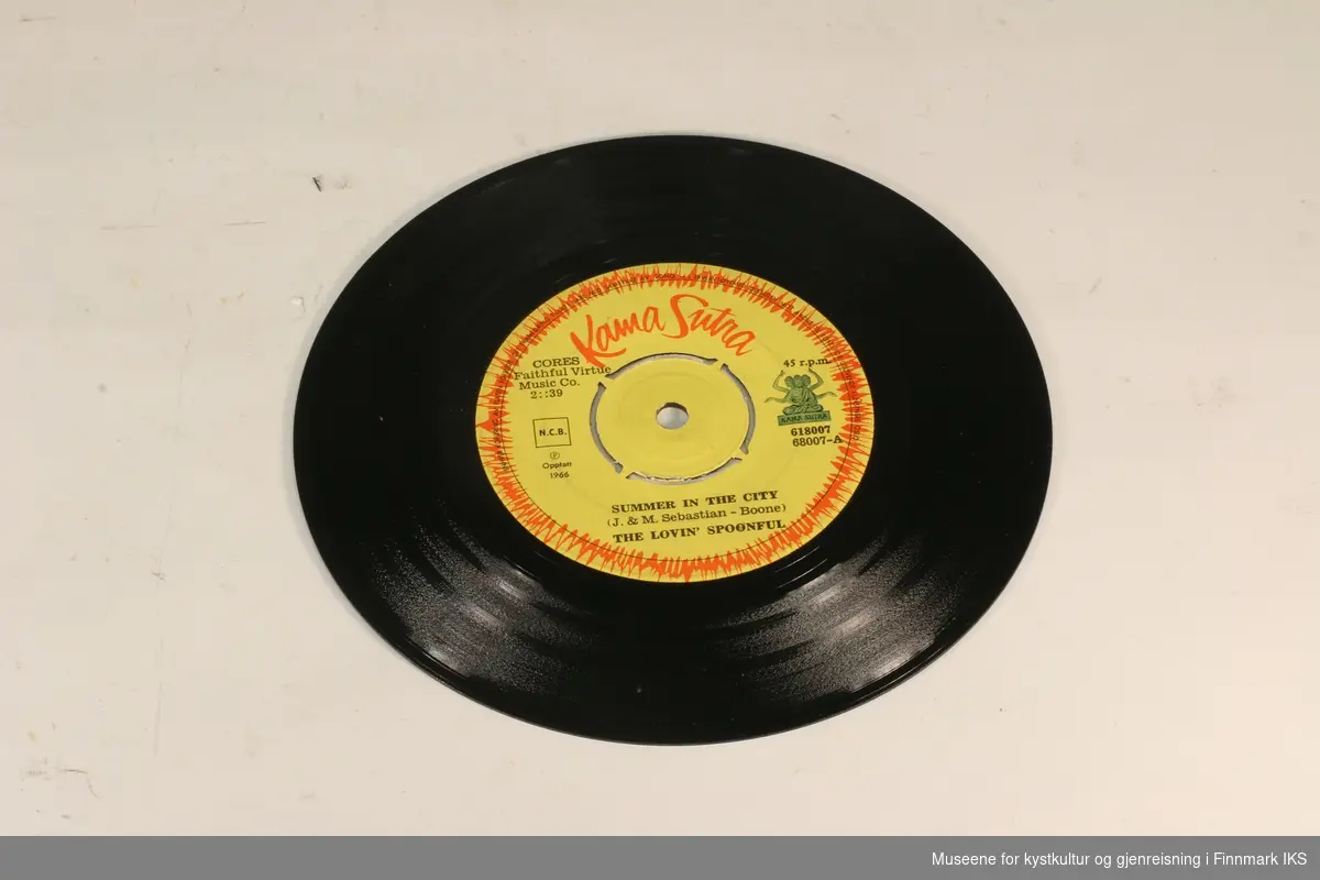 Vinylplate med gul/rød rundt klistremerke på. Platen spiller "Summer in the city" og "Fishin' Blues" av The Lovin' Spoonful.
