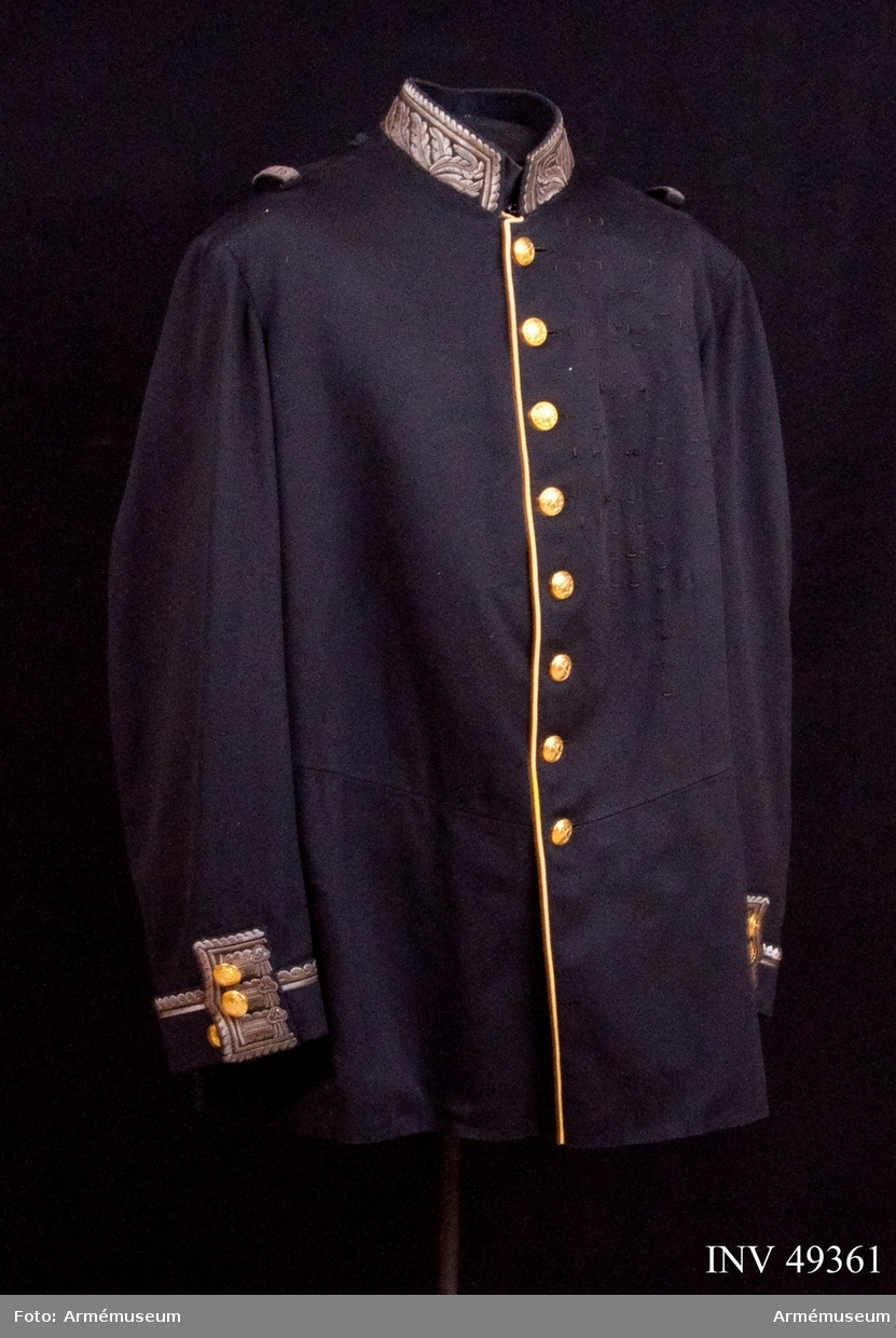 Grupp C I.
Vapenrock av mörkblått kläde med eklövsbroderier på kragen med guldtråd.