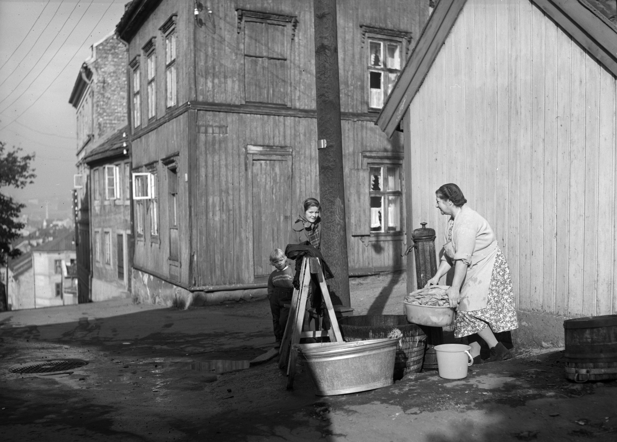 Johannesgata 12-14, Enerhaugen, Oslo 1959. Klesvask ute ved vannposten.
