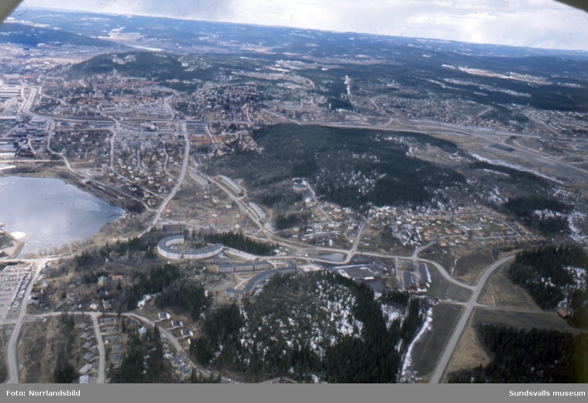 Flygfoton över norra Sundsvall, Skönsberg, Haga. Bild 1 från Korsta och västerut, bild 2 från Hagaskolan och österut mot Ortvikens fabrik.