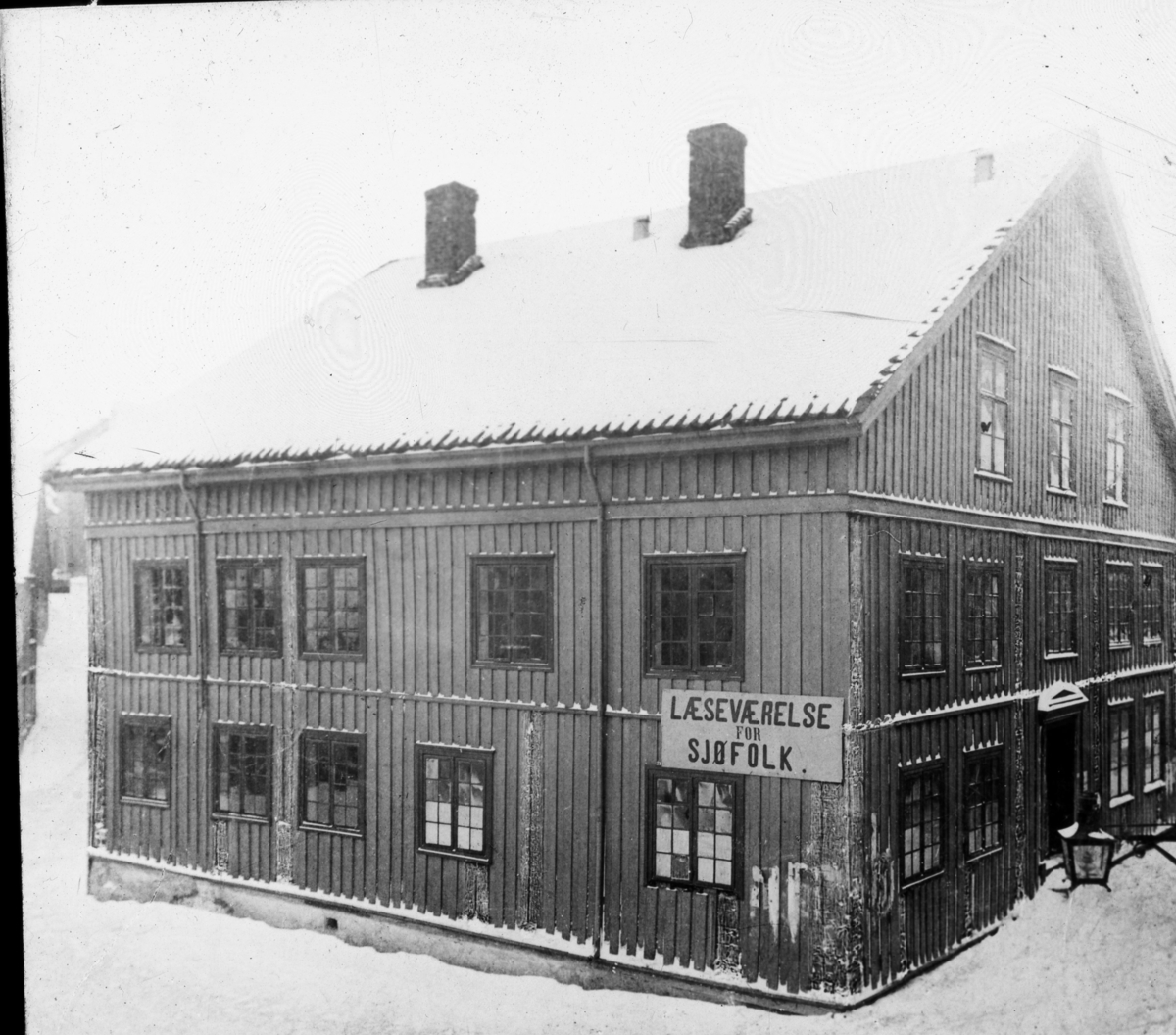 Stor trebygning - "læseværelse for sjøfolk", gamle rådstuebygning. Kragerø