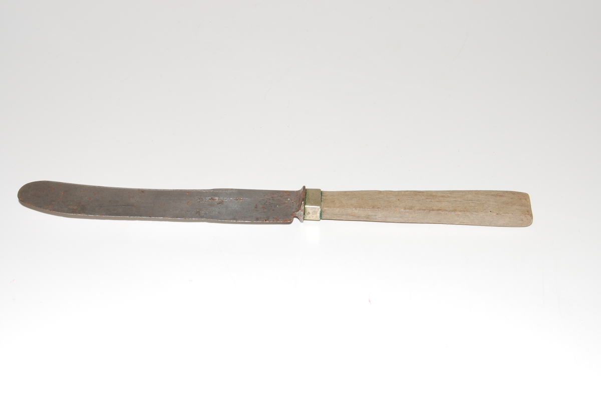 Form: Bestikkniv med lett krummet knivblad og treskaft.
