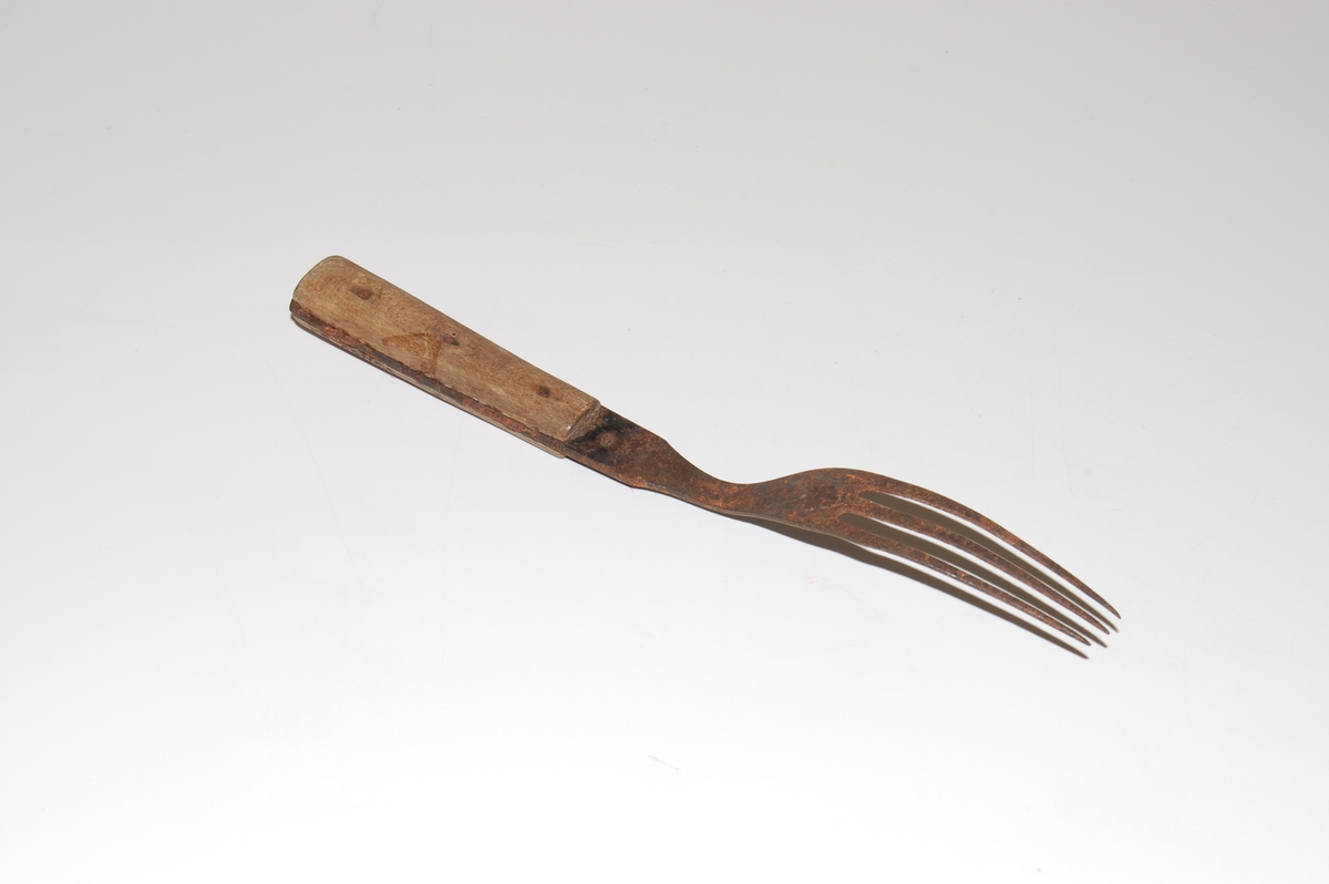 Form: Korte gafler med tre lange tinder og treskaft
