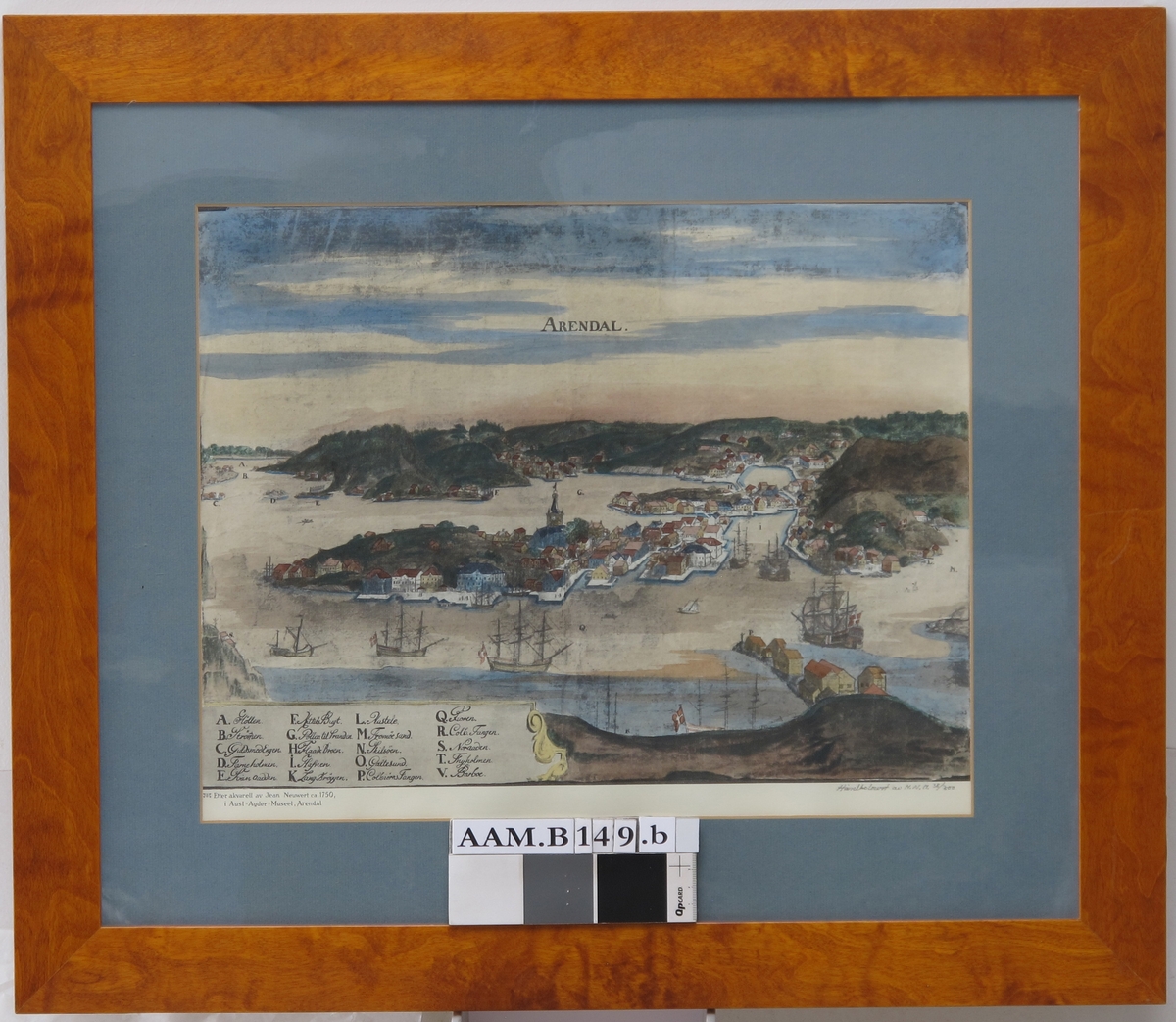 Prospekt av Arendal ca. 1750, tatt fra Kolbjørnsviktangen, halvt i fugleperspektiv, gir godt bilde av byen og bebyggelsen. På himmelen over byen skrevet: ARENDAL. 