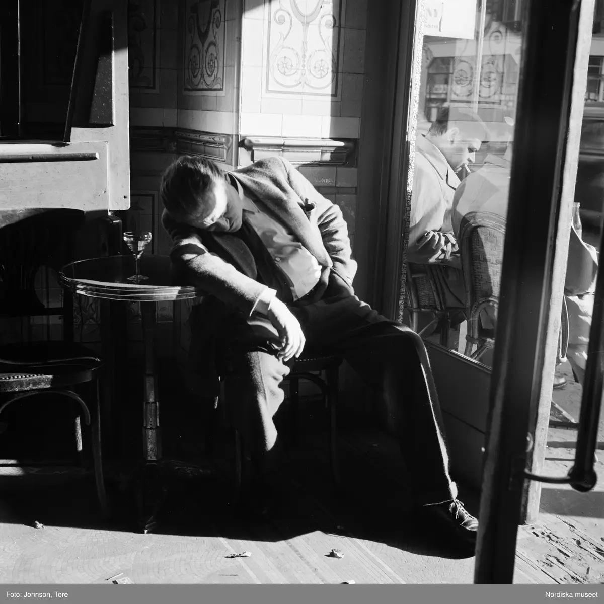 Paris. Sovande man på bar.