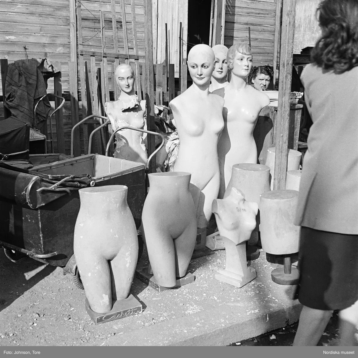 Paris. En kvinna bredvid ett antal skyltdockor.