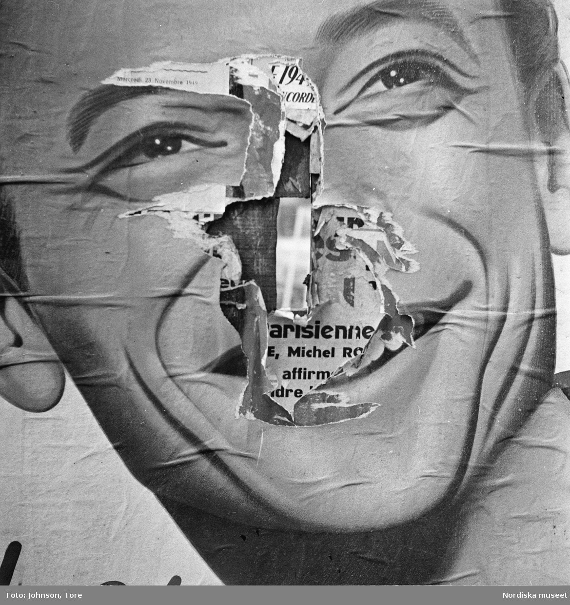 Paris. Detalj av sönderriven affisch, ansiktet på en filmskådespelare (?)