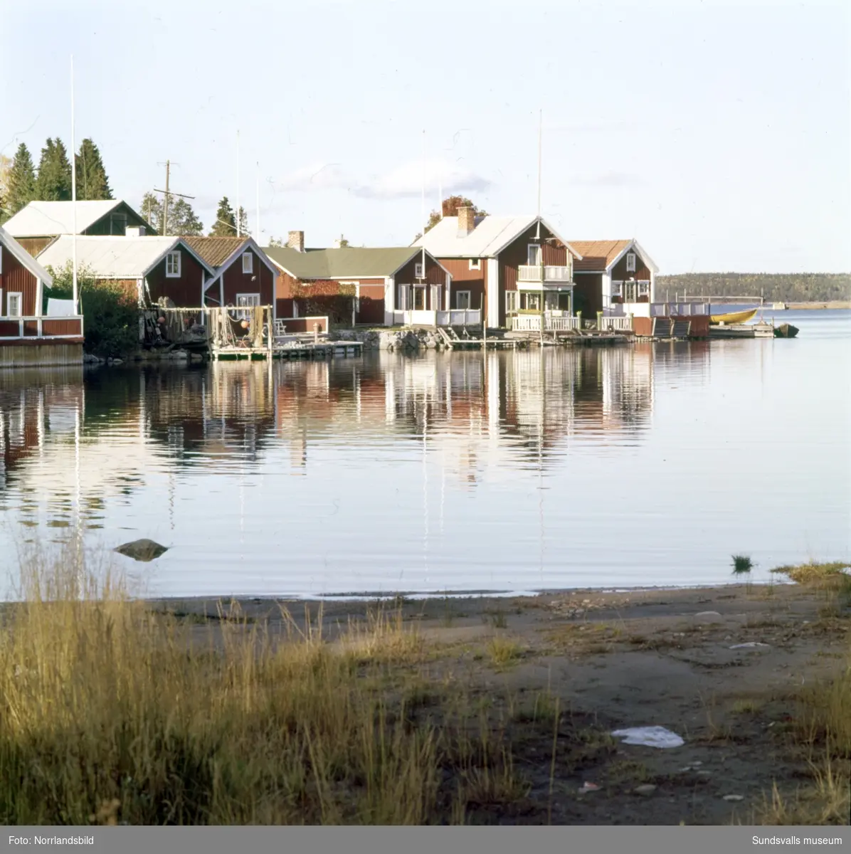 Stugor och sjöbodar vid Spikarnas fiskeläge på Alnö.