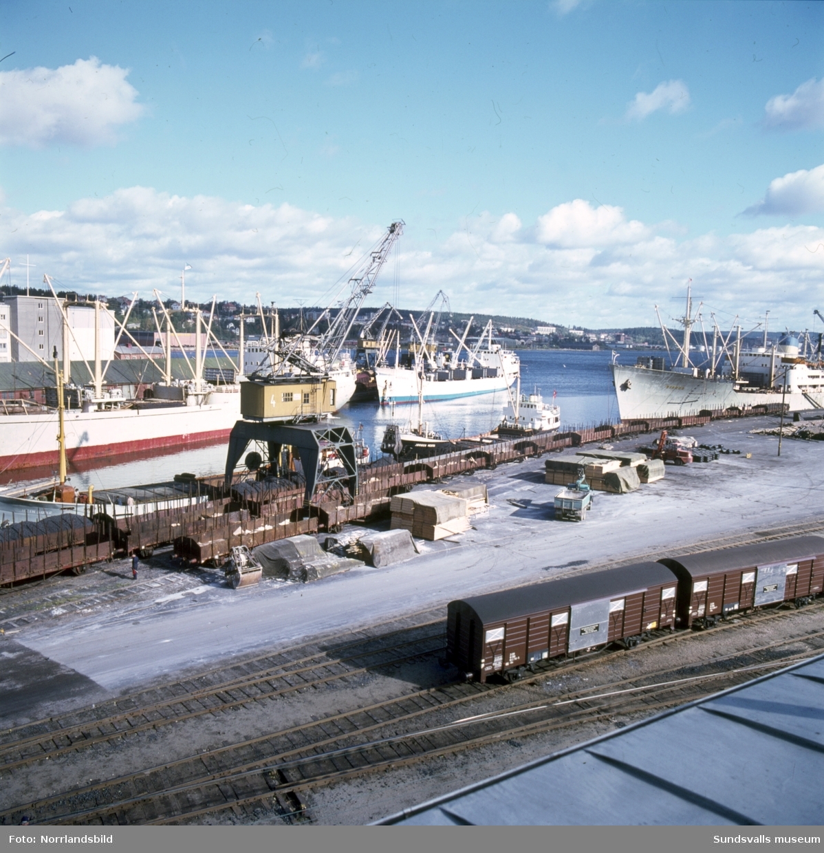 Bilder från hamnen i Sundsvall med fartyg inne för lastning och lossning. Båten Minnesota.