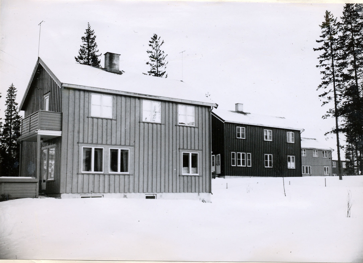 Eksteriør, vinter. Eneboliger. Moderne boliger til funksjonærer med familier ved Norsk Jernverk Mo i Rana. St. Hanshaugen