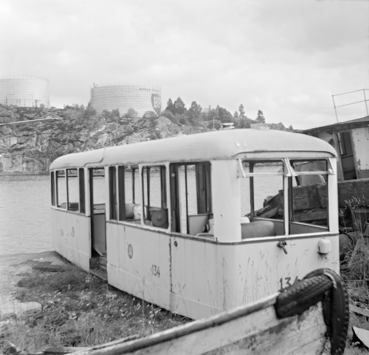 Utrangert trikk fra den nedlagte sporveien i Bergen. Flere av trikkene ble fraktet til Knektholmen ved Askøy og senere dumpet på sjøen.
