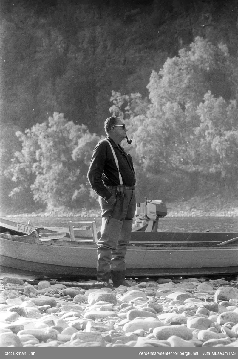 Elvebåt i landskap.

Fotografert 1976.

Fotoserie: Laksefiske i Altaelva i perioden 1970-1988 (av Jan Ekman).
