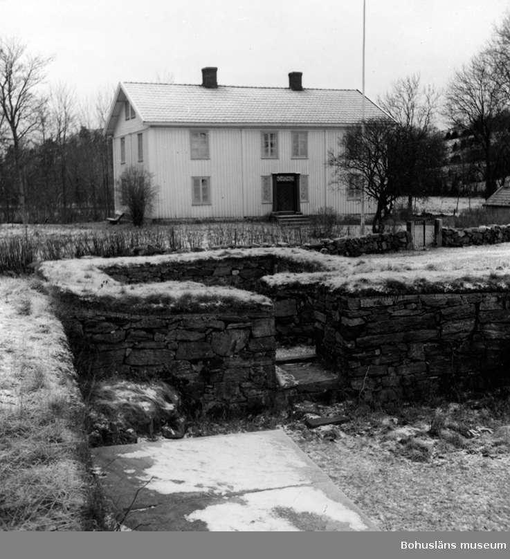 Enligt text: Jan 1959 Bro sn Röse. Dragsmark kloster. Skylt Tanum".