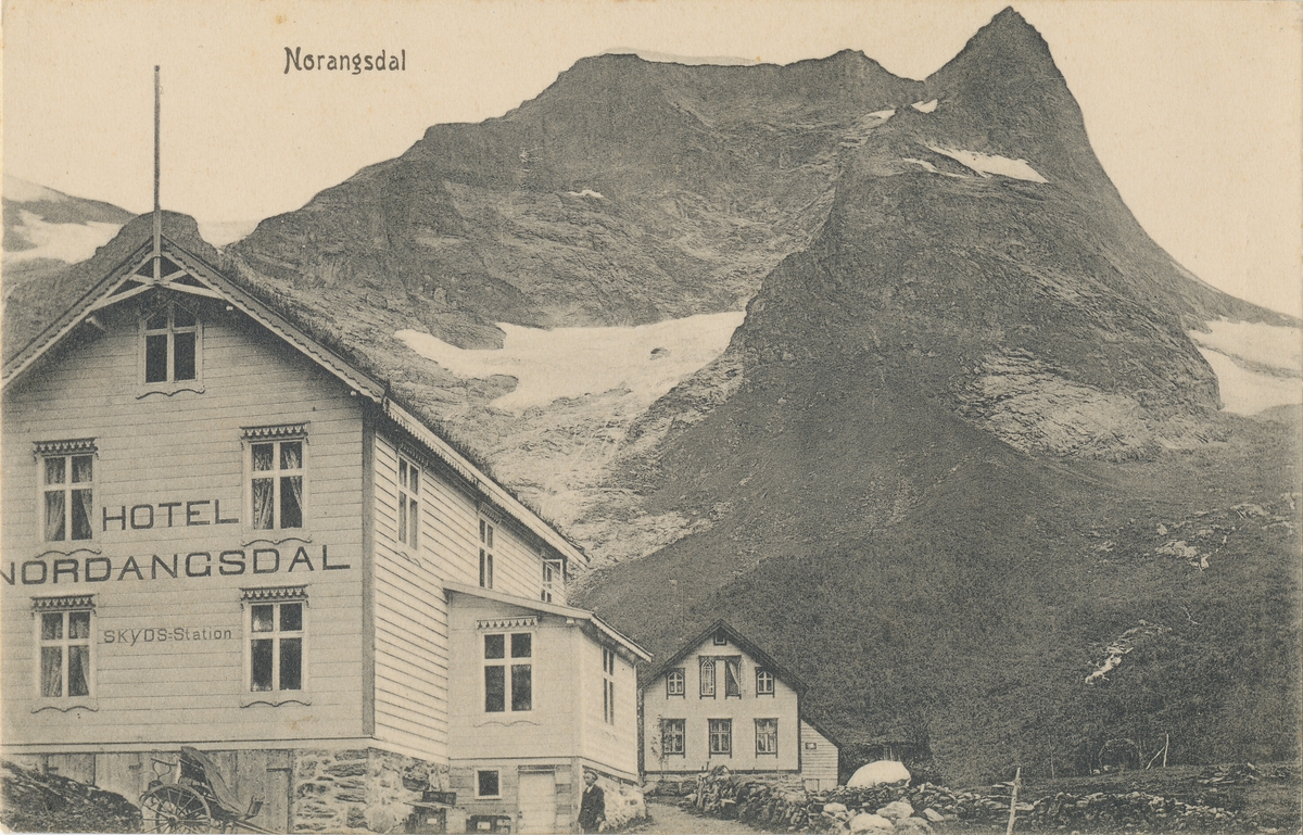 Hotell Norangsdal med fjelltoppene i bakgrunnen.