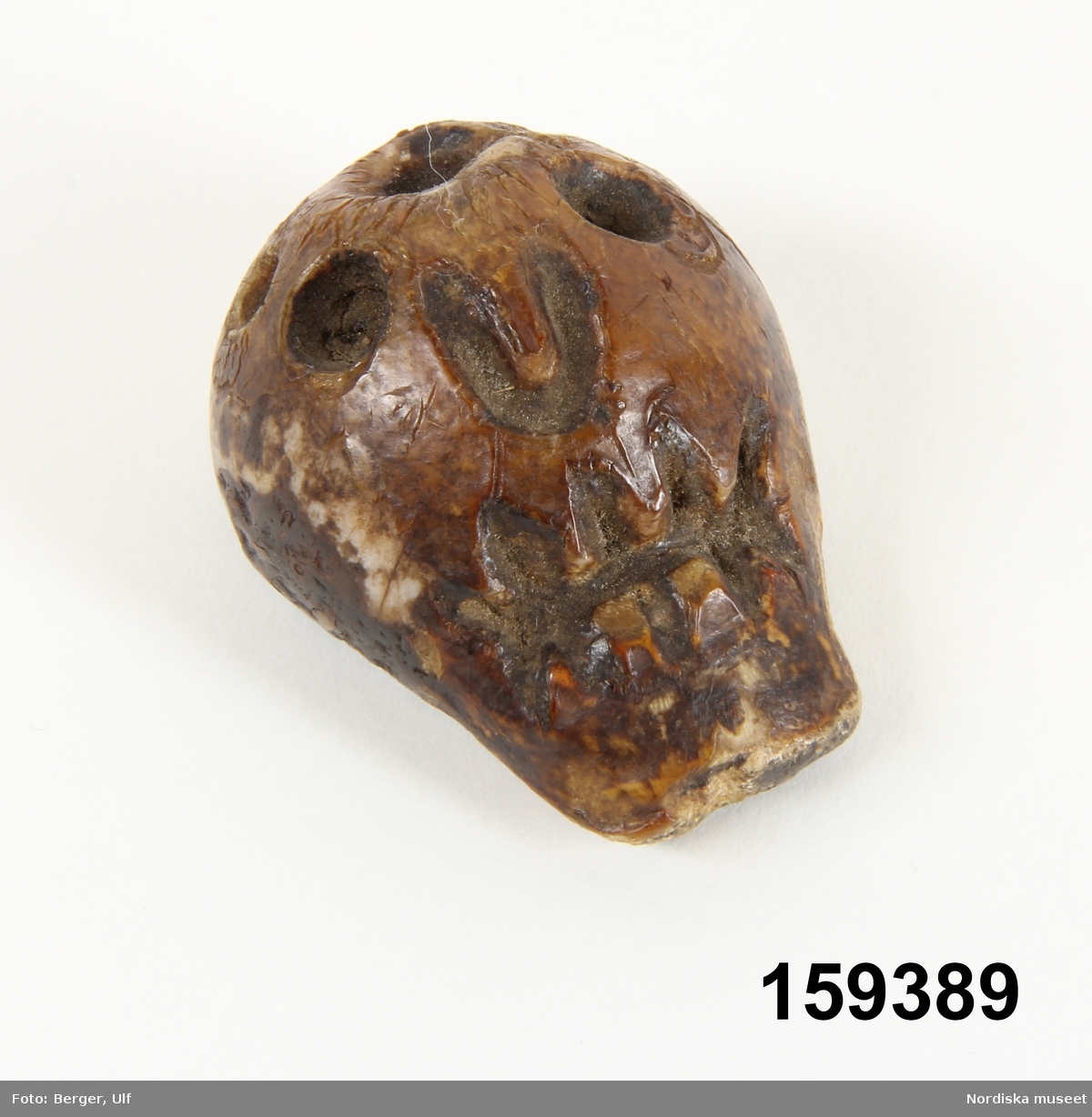 Enligt undersökning utförd 2003-11-03 av osteolog Rita Larje
är föremålet "karvad ur en ledkula från ett lårben av ko av nötboskap".
Lena Kättström Höök 2015-03-20
