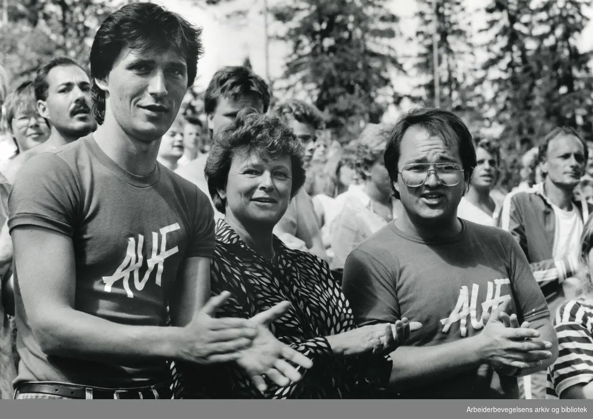 AUF sin sommerleir på Utøya, juli 1987. Gro Harlem Brundtland sammen med AUF-ledelsen. Fra venstre Jens Stoltenberg, Gro Harlem Brundtland og Ståle Dokken.