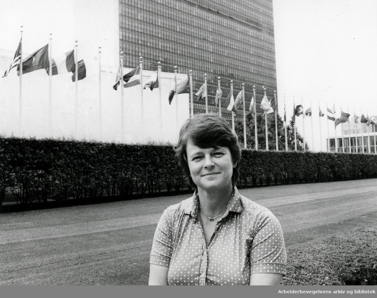 Gro Harlem Brundtland (1939-) utenfor FN-bygningen i New York.6. juli 1982.
