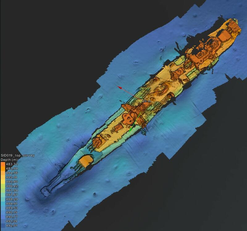 Skjermdump fra 3D-modell av Karlsruhe på havbunnen. Bildet er farget med dybdedata: havbunnen og nederste del av det lange, smale skipet er blått. Noe over dette er deler av skroget både grønt og gult, mens de høyeste mastene og tårnene er oransje og røde.