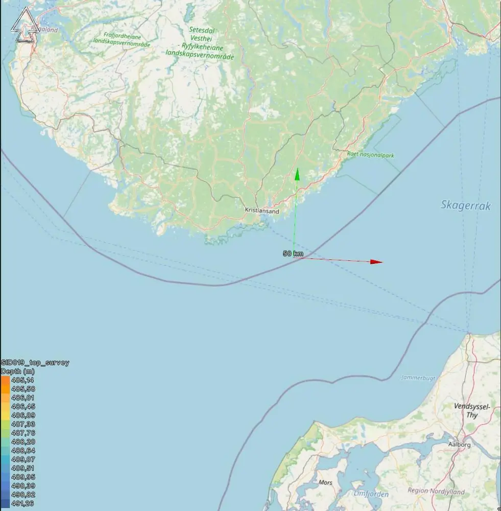 Karlsruhes posisjon markert på kart. Kartet viser det sørlige norge øverst i bildet, Skagerrak i midten og deler av det nordlige Danmark i nedre del. Krysningspunktet mellom en rød og en grønn pil angir funnstedet, like innenfor den norske territorialgrensen.