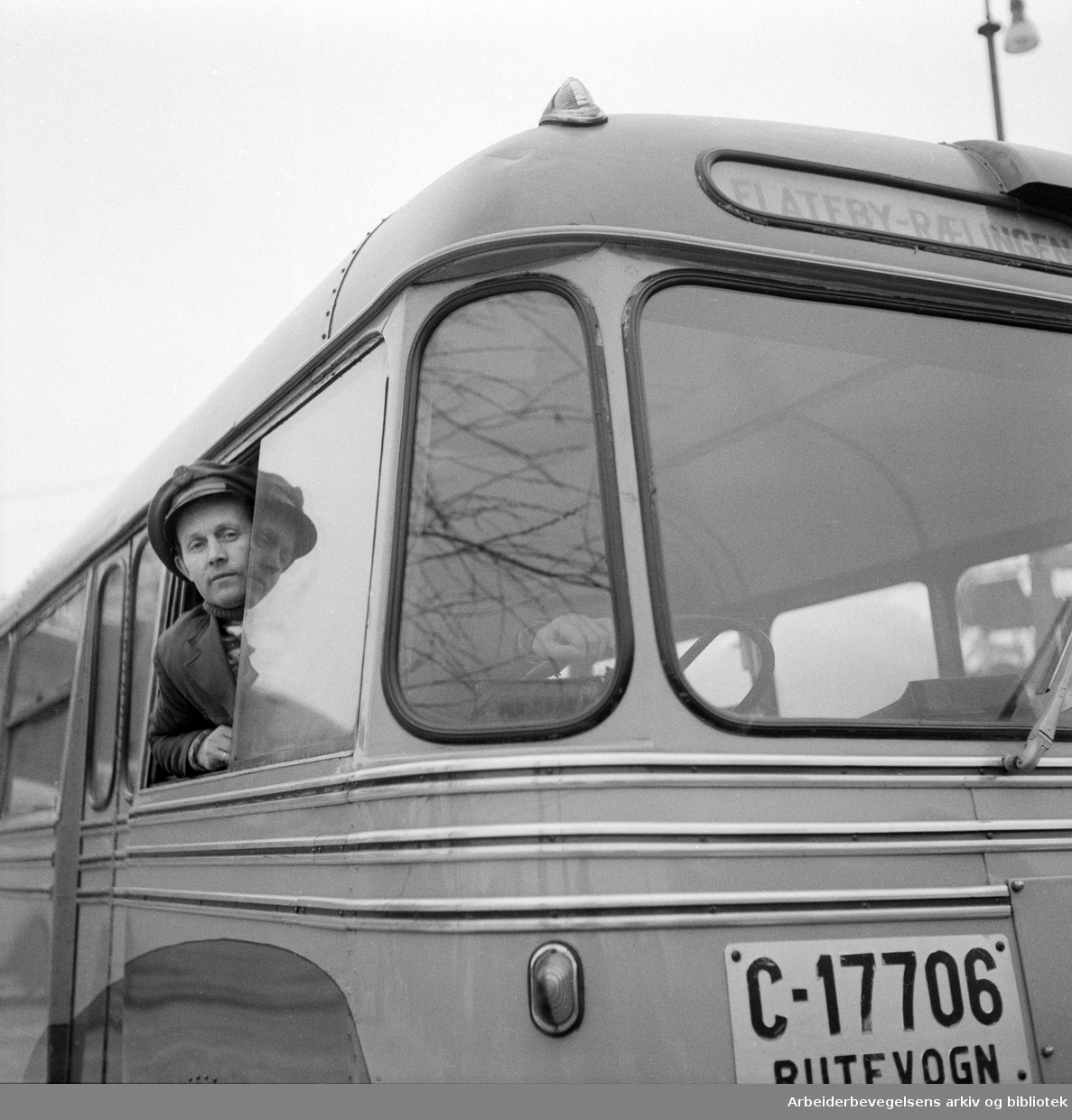 Birger Sæther, sjåfør på ruten Flateby - Rælingen - Oslo. Januar 1957.