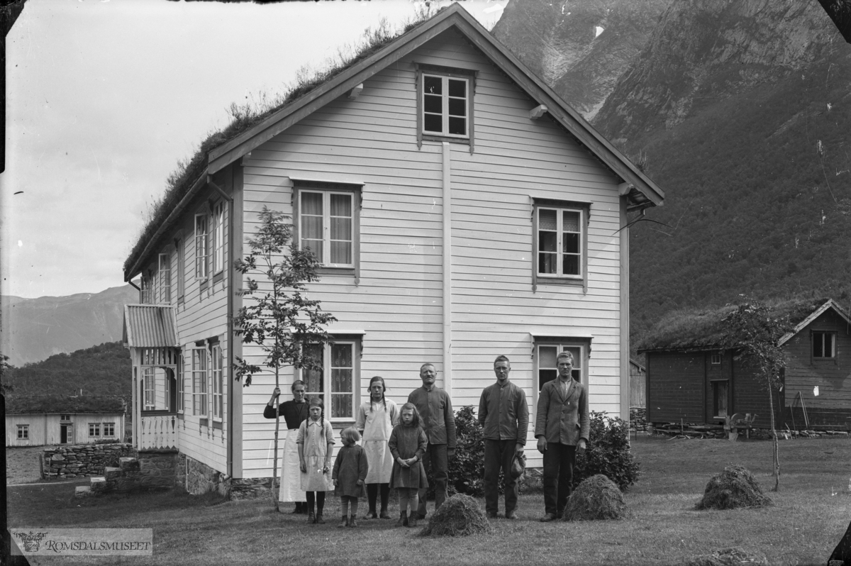 Ukjente personer på ukjent sted..Berill (Berild), Innfjorden, Litlestua/Ihlestauå. Huset på garden er bygd 1903. Dette er ei loftstue i to etasjar.