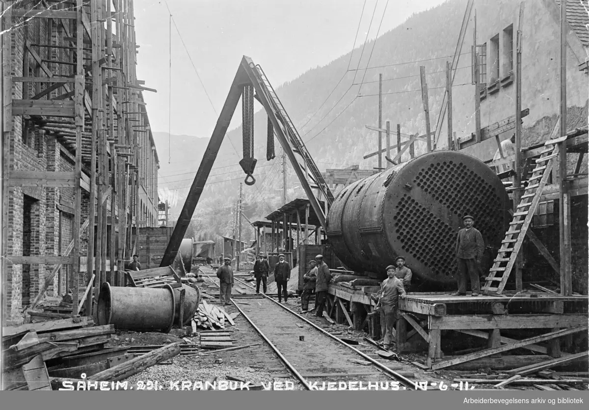 Rjukan fabrikker I. Norsk Hydros industrireising på Rjukan. Bruk av kranbukk til transport av kjelehus, 17. juni 1911.