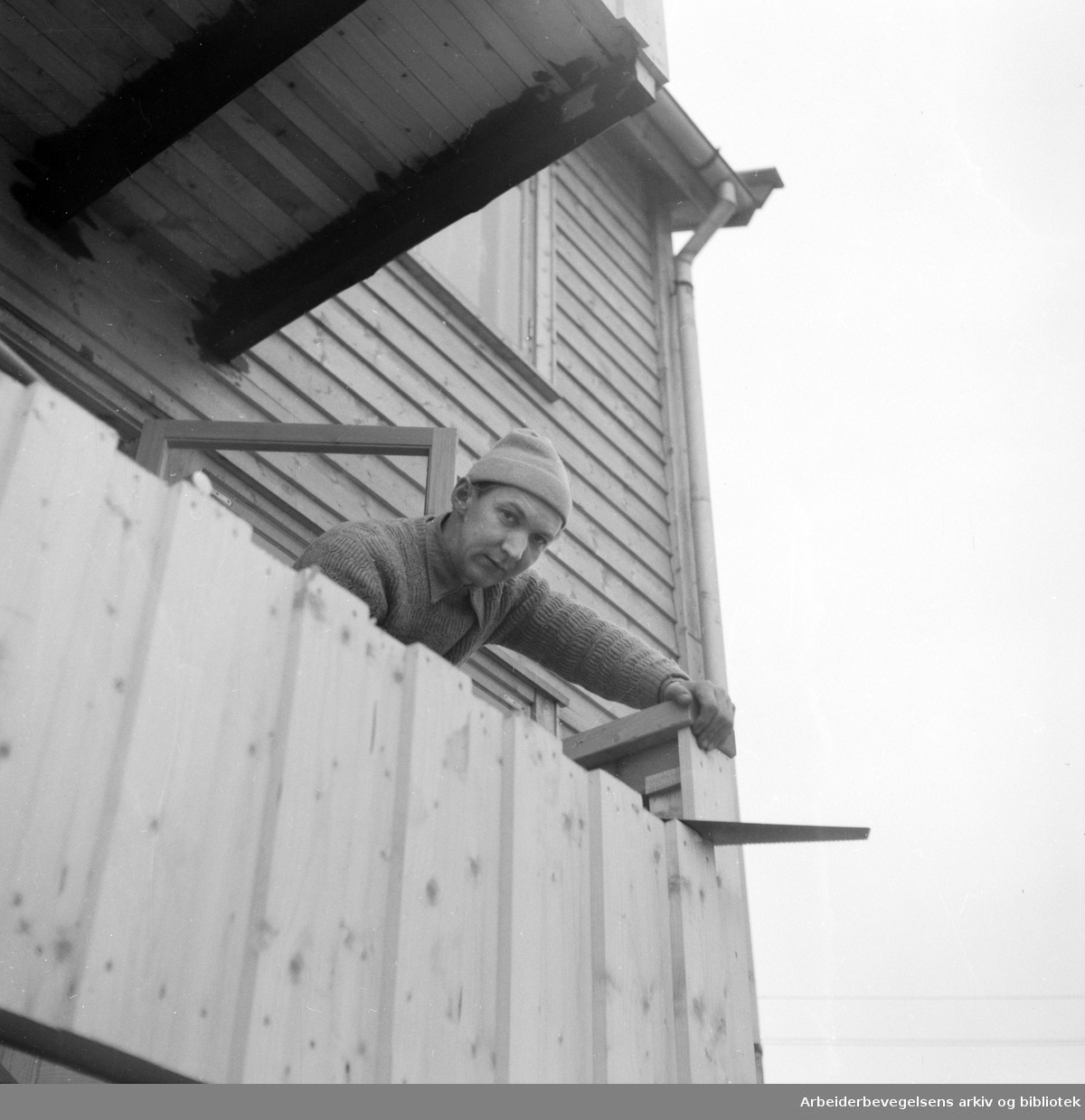 Tømmermannn i arbeid på et nybygg i Osloområdet. Ingen øvrige oppl. 1953.