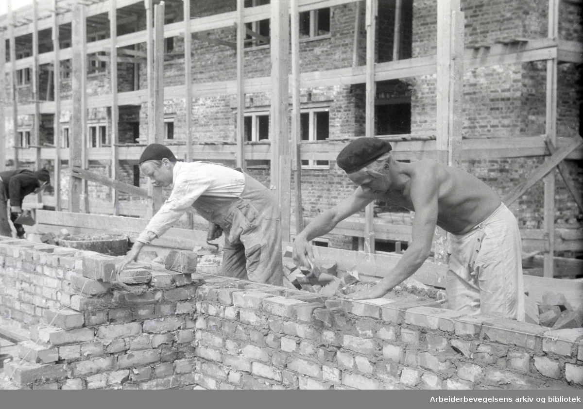 Bygging av bobligblokker for OBOS på Etterstad. Elever fra murerklassen på Oslo Yrkesskole. Mai 1947.