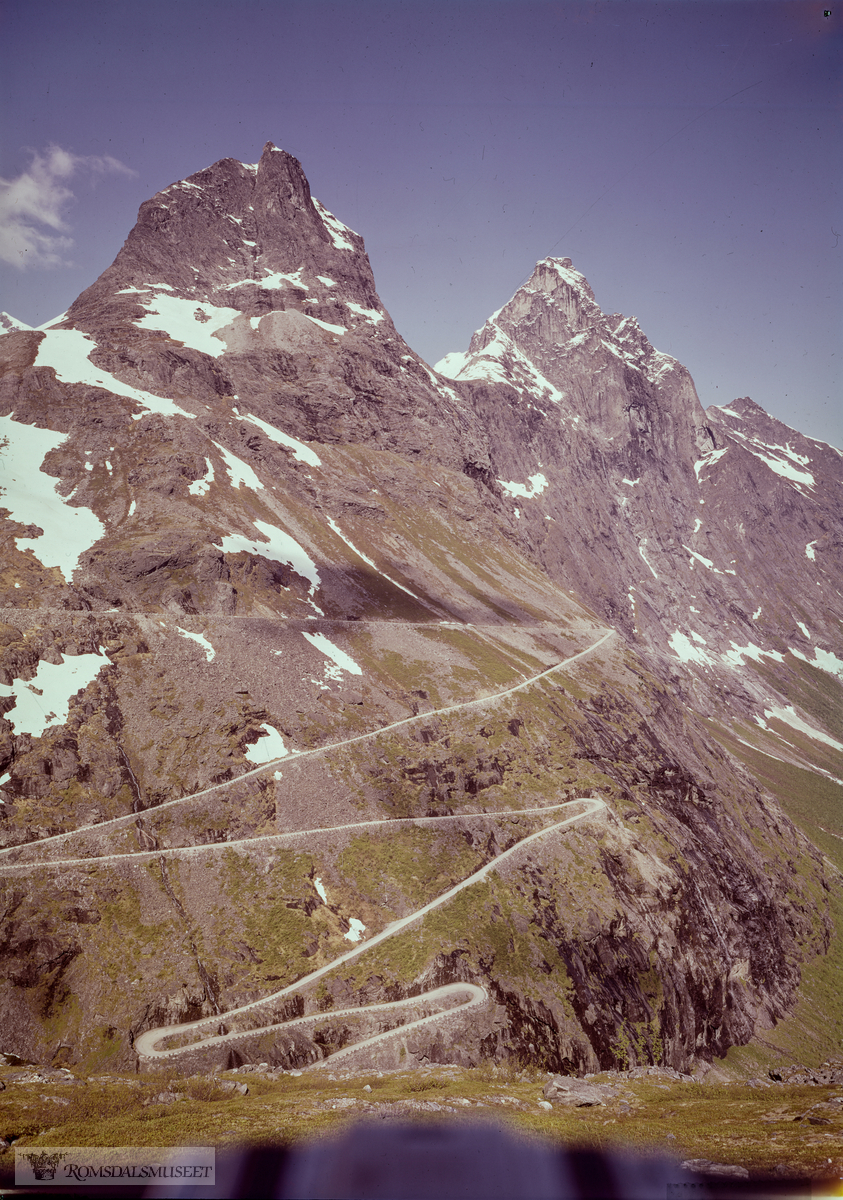 Trollstigen "Stigveien" sett fra Stegboten med fjellene "Bispen" og "Kongen".