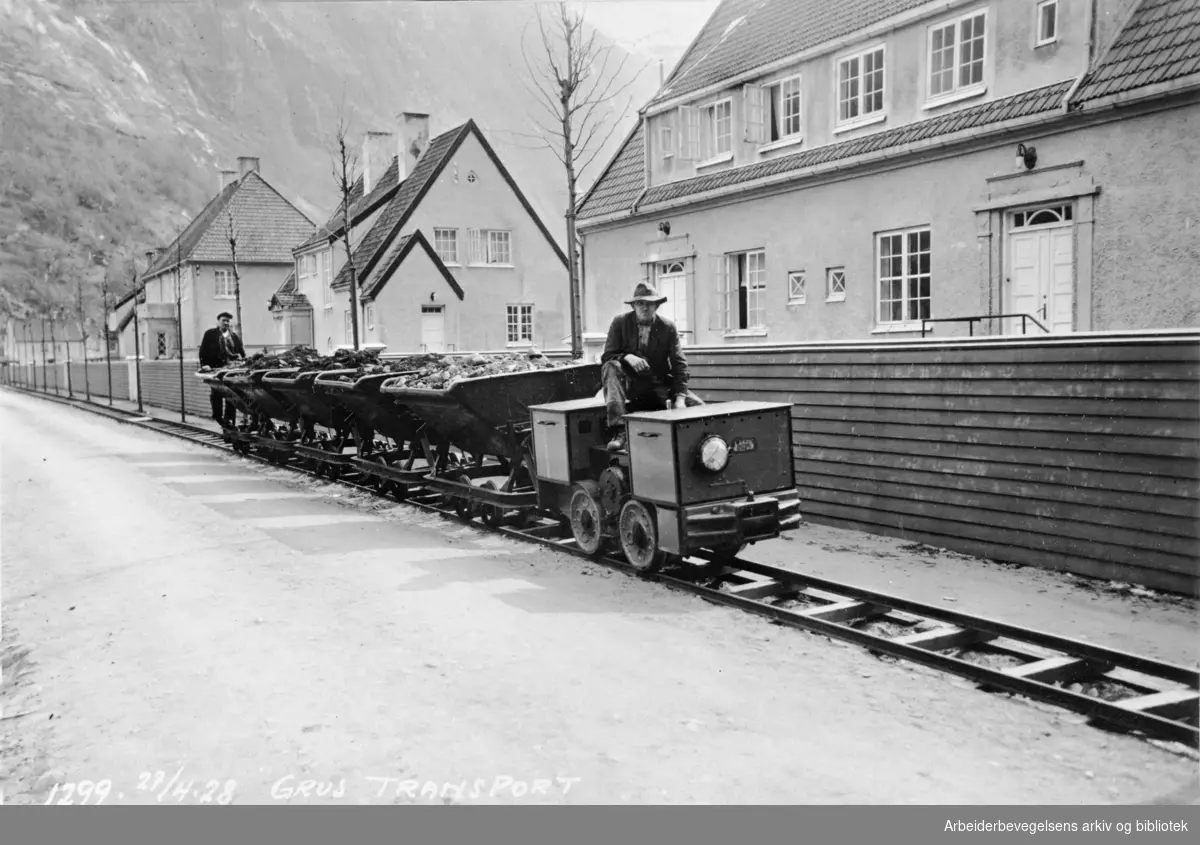 A/S Høyangfaldene - Norsk Aluminiums Compagni på Høyanger, 27. april 1928. Grustransport.