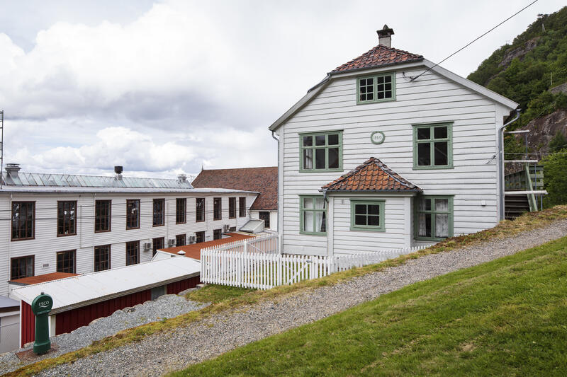 Bygda Salhus utanfor Bergen, med den tidlegare tekstilfabrikken Salhus Tricotagefabrik og den første arbeidarbustaden til høgre.