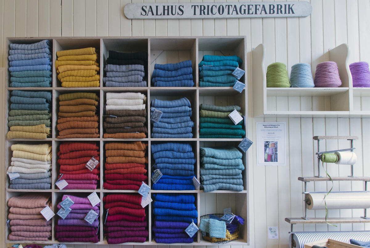 butikklokale, hylle med fargerike ullskjerf og gåvepapir (Foto/Photo)