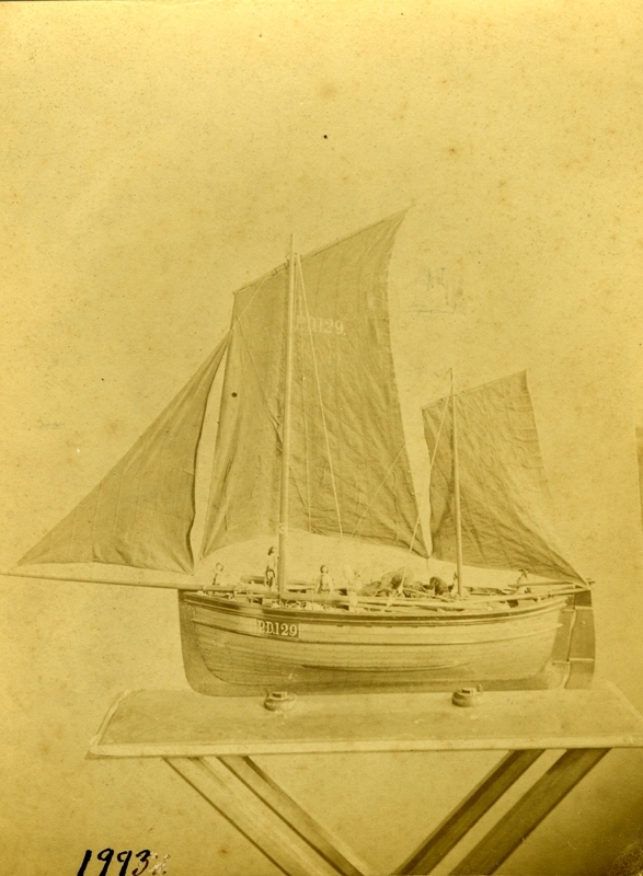 Modell av skotsk sildebåt, dekket, for drivgarnsfiske fra Peterhead