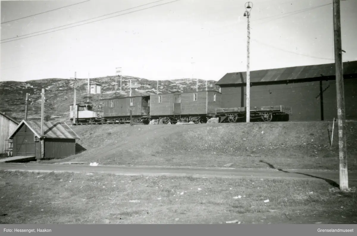 Ved jernbanestasjonen i Bjørnevatn etter krigen.