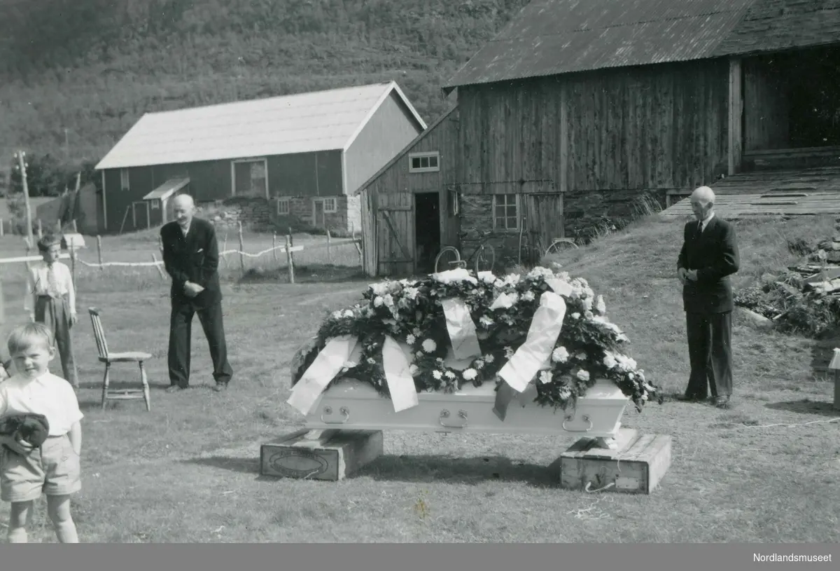 Begravelse på gården til Sofie og Jon Rasmussen, ca. 1955-60. Til høyre ordfører og sambygding Hilmar Olsen som holder tale.