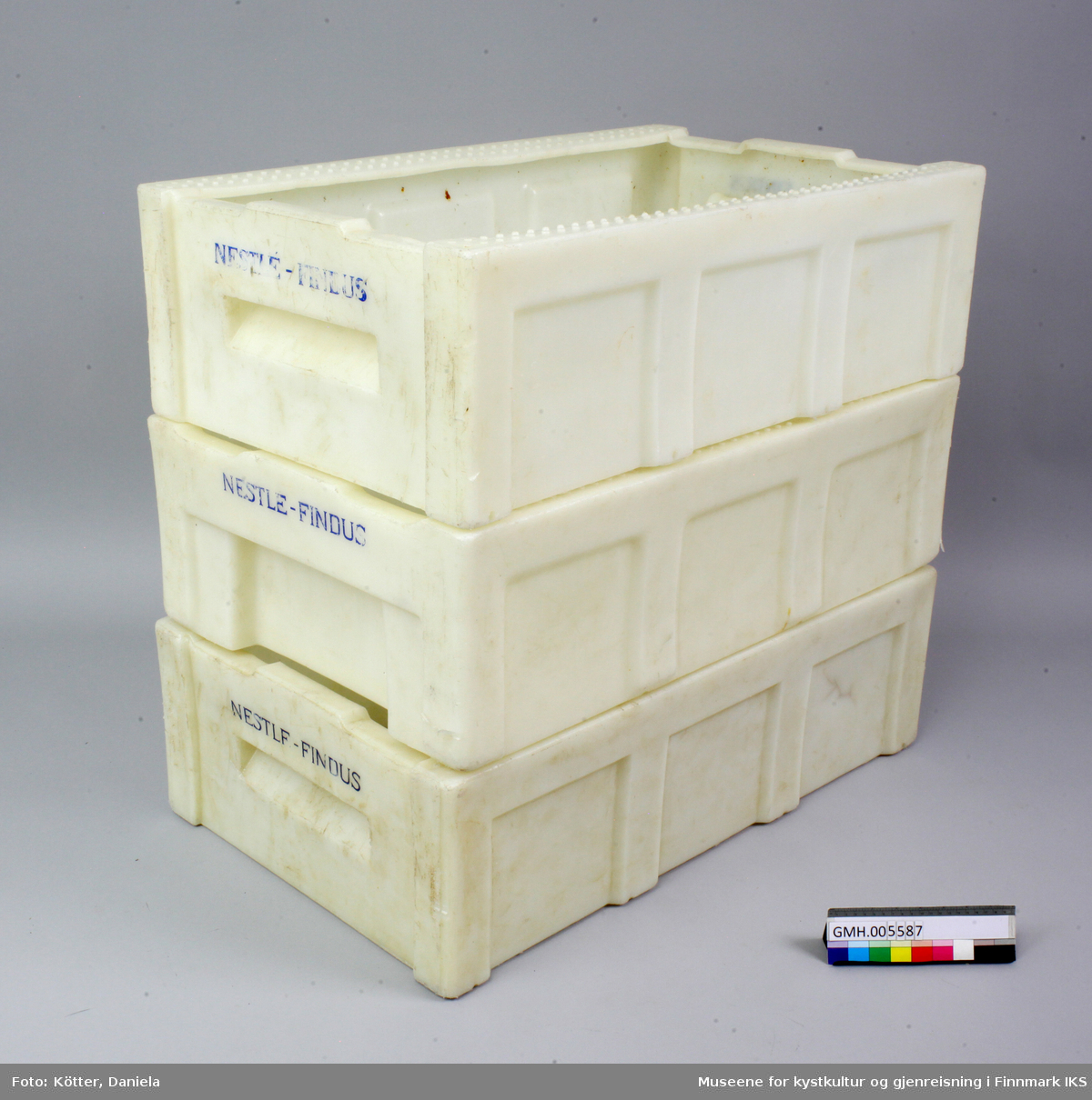 Det er tre identiske, rektangulære fiskekasser av hvit kunststoff. Kassene har håndtak på begge kortsidene. Oppfor håndtakene er kassene merket med Nestle-Findus.