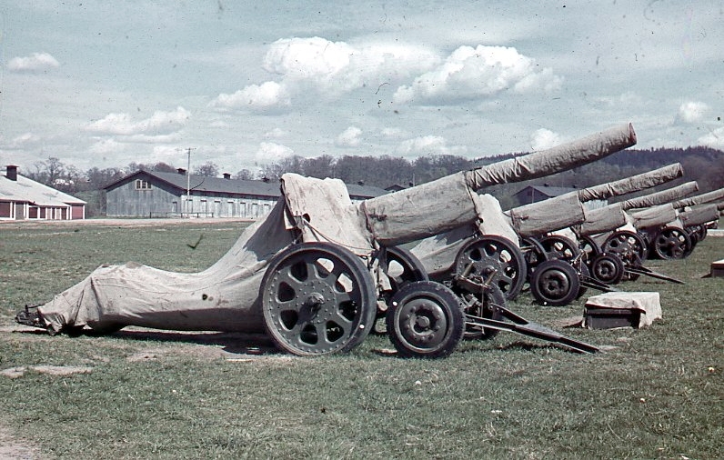 Kanon m/1934. 10,5 cm på övningsfältet.