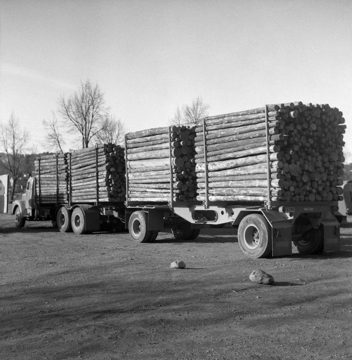 Tømmerkjøring med lastebil. Demonstrasjon. Bildet tatt i forbindelse med artikkel i Skogeieren.