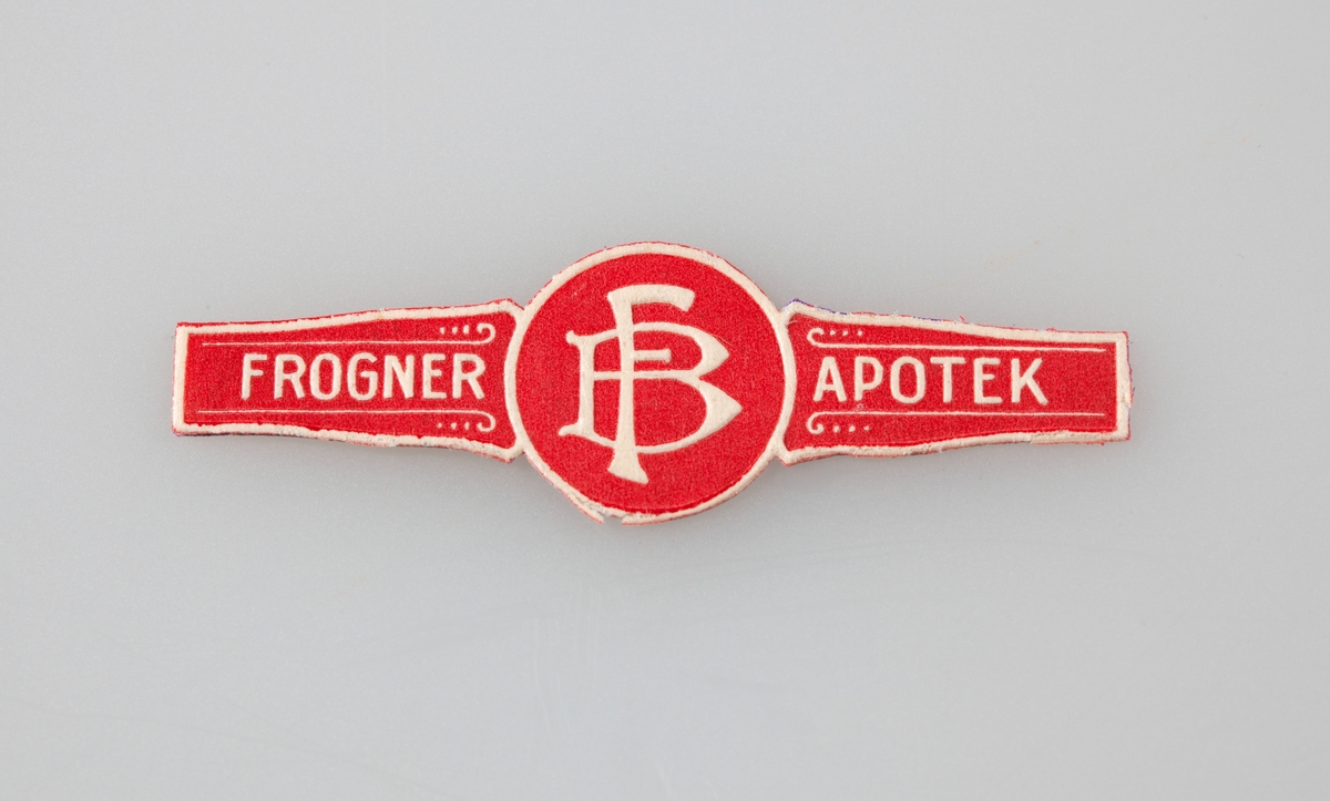 Etikettsamling fra mange ulike apotek fra hele landet sortert etter årstall på 8 tosidige ark av type brukt til frimerkesamling.
Selger har lagt inn årstall for trykking av etikettene på små hvite lapper.
